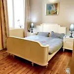 Spacious House In With Garden *
