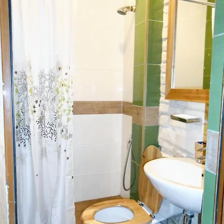 Semesterbostad Spacious House In With Garden *