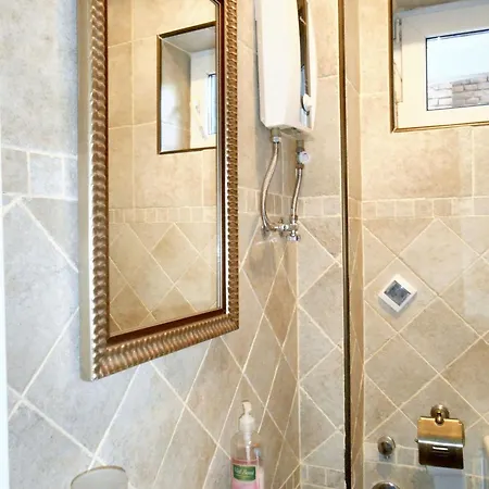 Semesterbostad Spacious House In With Garden