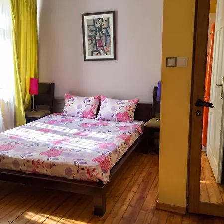 Spacious House In With Garden *
