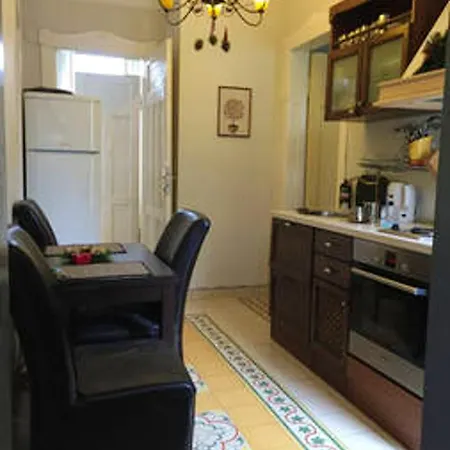 Spacious House In With Garden Vakantiehuis Sofia